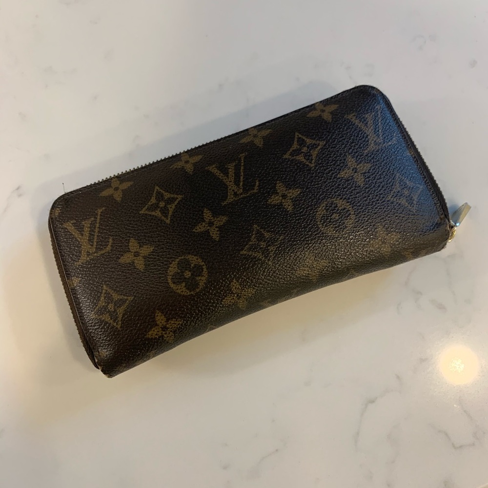 100% Authentic Louis Vuitton Zippy Wallet, Genuine